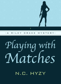 Julie Hyzy — Playing with Matches (Riley Drake Mystery 1)