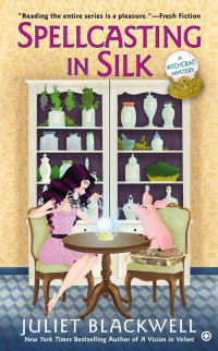 Juliet Blackwell [Blackwell, Juliet] — Spellcasting in Silk: A Witchcraft Mystery